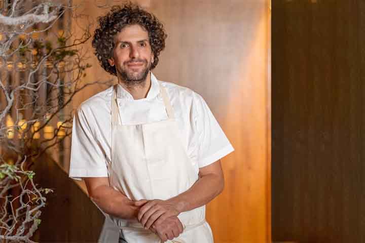 Já o Tuju, localizado no Jardim Paulistano, aposta em uma proposta gastronômica conectada aos ciclos naturais. Liderado pelo chef Ivan Ralston, o restaurante estrutura seus menus conforme as mudanças ao longo do ano, valorizando ingredientes em seu auge. 
