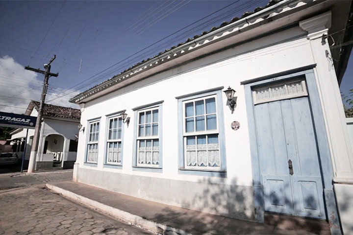Durante o auge da cafeicultura, São José do Barreiro tornou-se um dos polos produtivos do interior paulista. A riqueza gerada pelos chamados “barões do café” deixou marcas visíveis até hoje: casarões imponentes, sobrados e grandes fazendas que resistiram ao tempo.