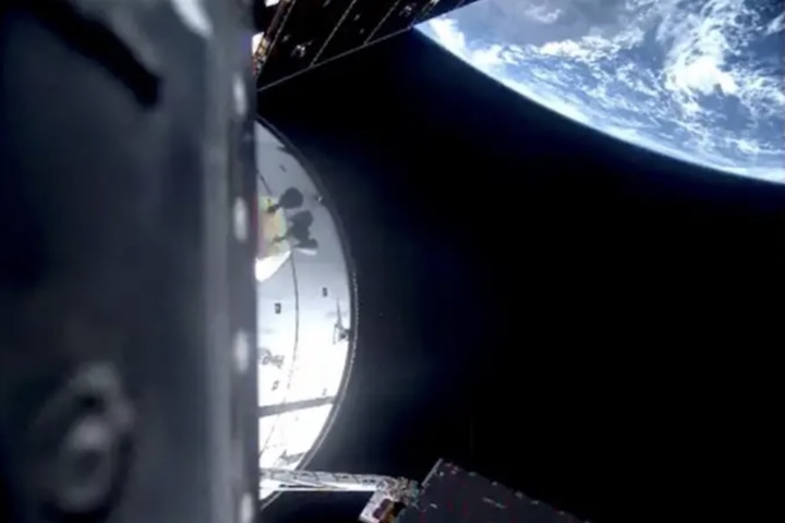 Após completar o sobrevoo, a cápsula Orion iniciou a chamada 