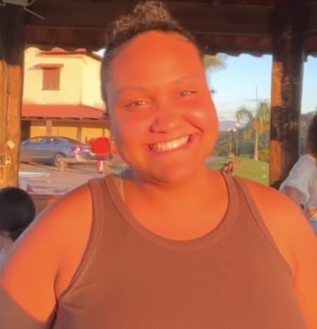 Carolina Beatriz de Deus Maciel, jovem que morreu após cair de brinquedo de parque, tinha 21 anos e era cantora gospel - Reprodução/Redes Sociais