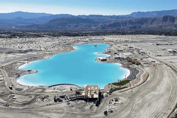 O empreendimento inclui diferentes tipos de moradia e um lago artificial de aproximadamente 9,7 hectares com tecnologia Crystal Lagoons, projetado para manter águas cristalinas de maneira sustentável. Interessados já podem adquirir casas do Cotino, cujos preços partem de US$ 1 milhão (cerca de R$ 5 milhões).