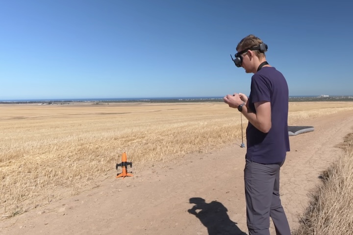 Diferentemente de drones voltados para lazer ou captura de imagens, o Peregreen V4 foi concebido exclusivamente para desempenho máximo em trajetória retilínea, combinando motores de altíssima rotação, baterias capazes de fornecer correntes elevadas e uma estrutura compacta projetada para suportar cargas extremas sem comprometer o peso total. 