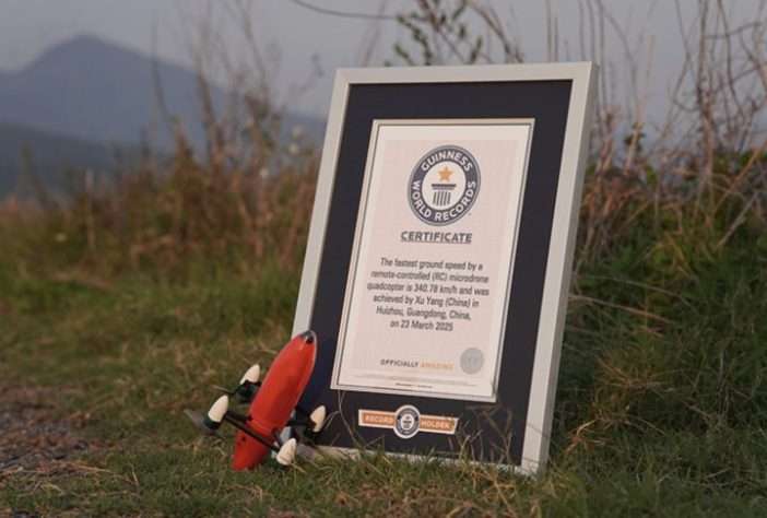 Estudante chinês Xu Yang desenvolve microdrone mais rápido do mundo e entra para o Guinness - Divulgação/Guinness World Records
