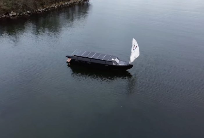 Finlandês constrói com as próprias mãos um barco de 11 metros movido a energia solar - Reprodução/True North Yachts 