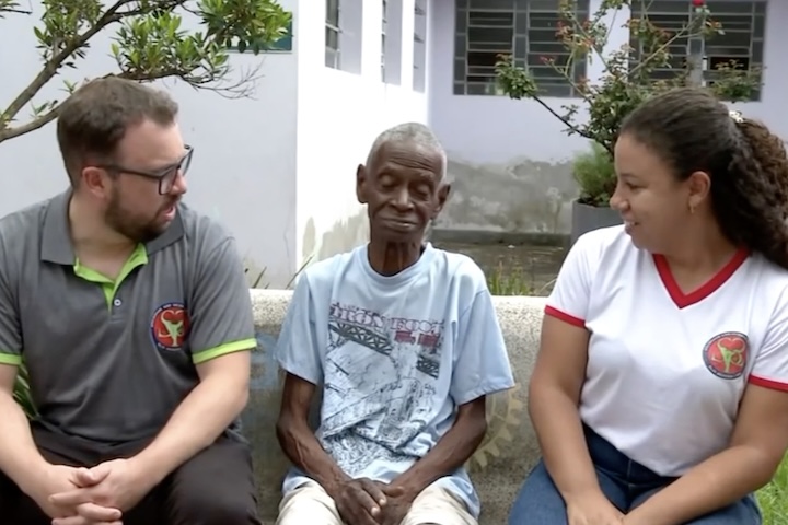 Mesmo com idade tão avançada, Luizinho utiliza apenas vitaminas e mantém quadro de saúde considerado estável pela equipe do lar. “Não temos registro de ele ter ficado doente, nem na época da Covid. Ele não toma remédios, apenas vitaminas. A saúde dele é ótima”, disse a gerente do lar, Maria Caroline de Sousa Vitoriano. 