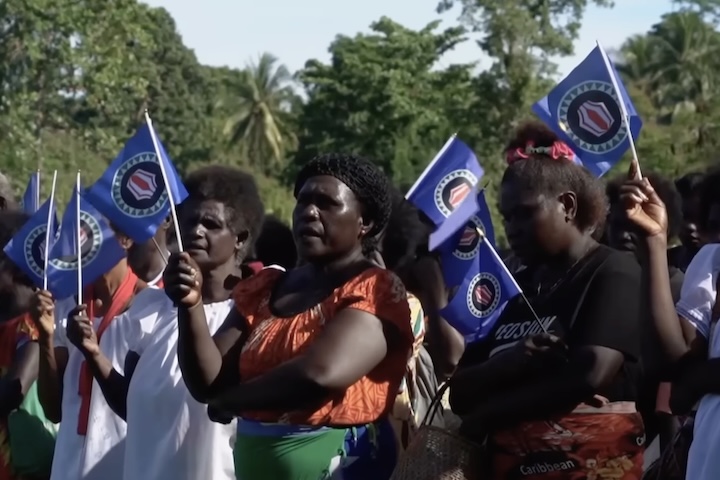 Com cerca de 300 mil habitantes, Bougainville possui uma rica biodiversidade e relevo isolado, fatores que ajudaram a manter costumes locais. A diversidade linguística é um exemplo disso: além do inglês e do tok pisin, amplamente usados no país, a ilha abriga dezenas de línguas locais, reflexo de comunidades tradicionais que preservam costumes ancestrais.