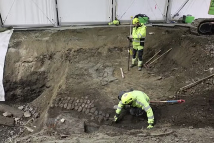 Enterrados sob solo úmido e protegidos por detritos, os barris permaneceram em estado excepcional de conservação, o que despertou interesse entre os especialistas. Acredita-se que eles eram utilizados para guardar cal hidratada, pronta para uso e protegida das baixas temperaturas, antes de sua mistura com areia e água para formar argamassa.