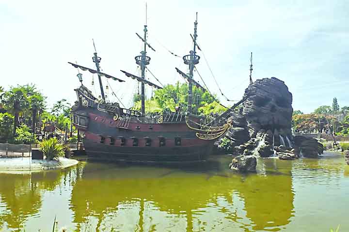 A Star Wars Hyperspace Mountain e o Pirates of the Caribbean — passeio imersivo de barco com cenários detalhados inspirados no universo dos piratas — também costumam chamar a atenção dos turistas.