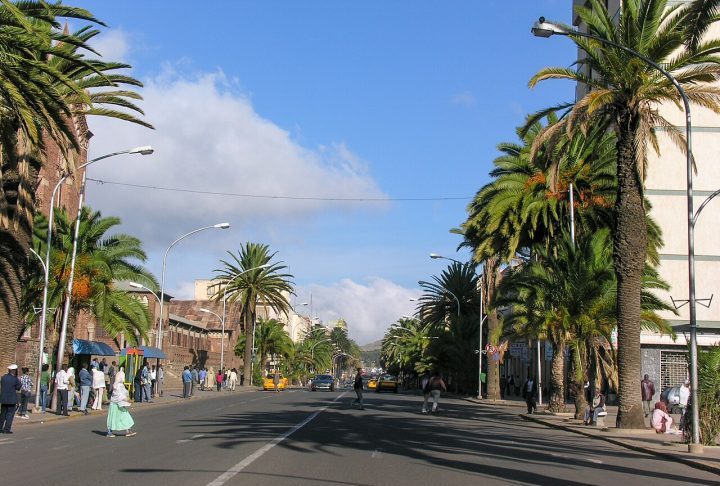 Mesmo enfrentando desafios econômicos decorrentes do contexto nacional, Asmara mantém uma reputação de cidade organizada e segura dentro da região, o que a distingue de muitas outras metrópoles africanas.