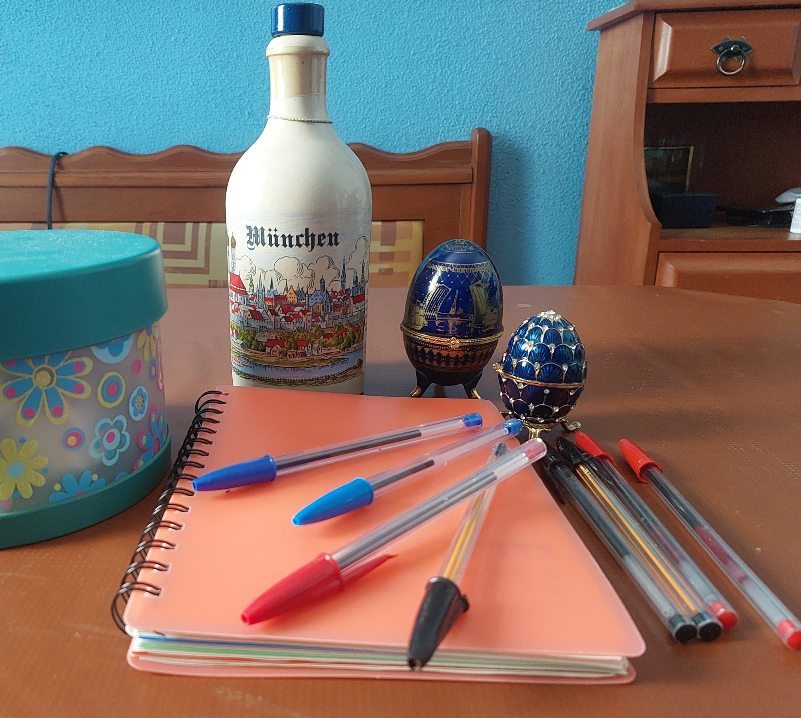 Além disso, a própria caneta possui um pequeno orifício no corpo, que ajuda a equilibrar a pressão interna e externa. Isso evita vazamentos e garante um fluxo de tinta mais estável. Esses detalhes mostram como um objeto aparentemente simples envolve bastante engenharia para funcionar tão bem no dia a dia.