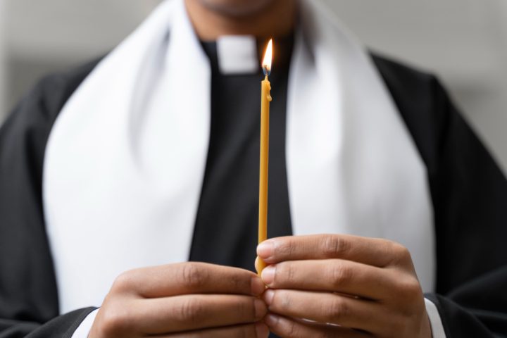Apesar dessas diferenças, todos esses ministérios possuem como fundamento comum o serviço pastoral e a orientação espiritual dos fiéis dentro da tradição da Igreja, que entende essas funções como formas complementares de cuidado com a comunidade cristã em diferentes níveis de responsabilidade.