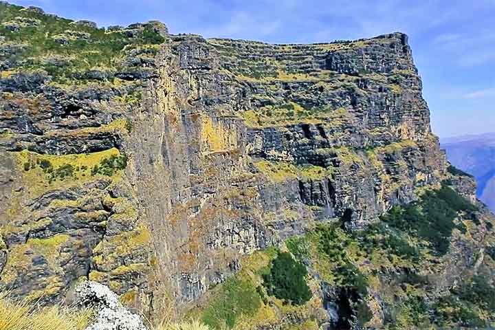 Os antigos gregos tinham uma fascinação pelas montanhas por causa das suas silhuetas imponentes e únicas que recortam o horizonte. A altitude elevada influencia diretamente o clima local, que varia de temperaturas amenas durante o dia a noites frias típicas de ambientes montanhosos tropicais. Além disso, a vegetação apresenta campos alpinos, florestas montanas e áreas abertas dominadas por gramíneas resistentes ao frio.