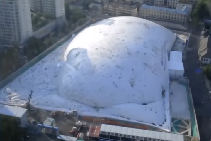 Alguns desses domos chegam a alcançar cerca de 50 metros de altura e podem cobrir áreas próximas de 20 mil metros quadrados, possibilitando abrigar grandes projetos sem cessar o andamento das atividades no interior das estruturas.