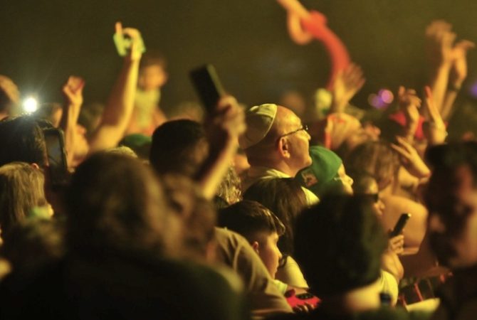 Evento em Buenos Aires reúne milhares em tributo a um ano de morte do Papa Francisco