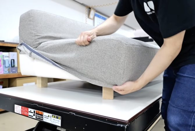 Sofá japonês feito com técnica milenar artesanal garante conforto e versatilidade para casas pequenas