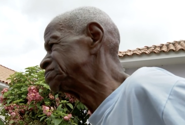 No cotidiano, o idoso preserva hábitos simples, sem grandes alterações ao longo do tempo. Embora tenha perdido a fala com o passar dos anos, continua compreendendo o ambiente ao redor e se comunica por gestos e movimentos da cabeça.