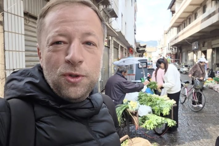 Maurício da Cruz, Brasileiro mostra como é morar em favela chinesa pagando R$ 30 de aluguel – Reprodução/YouTube China em 360