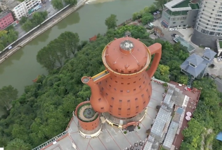 O volume interno ultrapassa 28 mil metros cúbicos, o que demonstra a complexidade técnica envolvida na execução da obra. O conjunto visual é completado por um edifício anexo em formato de xícara gigante.