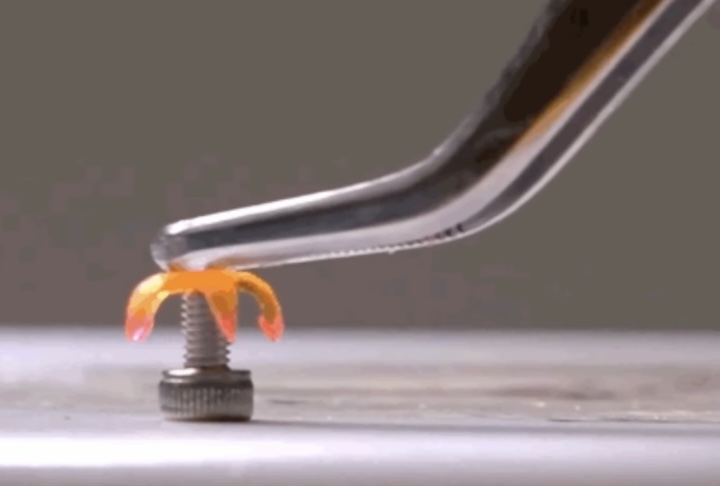 Quando partes específicas do corpo do robô recebem calor, elas se contraem de forma controlada; ao resfriar, retornam ao estado inicial. A repetição desse ciclo gera sequências coordenadas de movimento que dispensam completamente motores internos ou engrenagens.