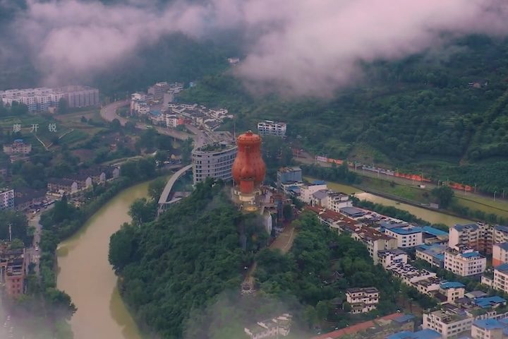 Para viabilizar a obra, foi necessário um sistema de redistribuição de carga altamente preciso, além de cálculos rigorosos para suportar a ação dos ventos em uma estrutura tão curva e assimétrica.