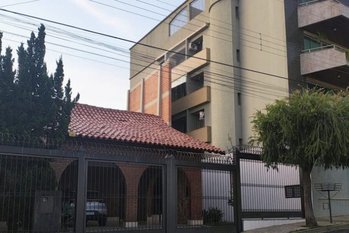 Muro gigante que bloqueia visão de condomínio residencial para quintal de casa em Passos (MG); estrutura existe desde 2001 - Reprodução/Redes Sociais