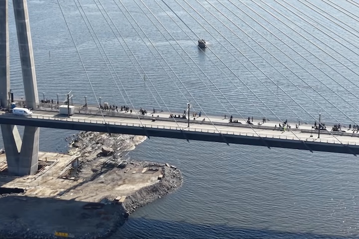 A mudança reduz tempo de viagem e altera a rotina de milhares de pessoas que dependiam de ônibus ou balsas operadas pela Helsinki Region Transport. Esse ganho de eficiência transforma a ponte em mais do que uma travessia, pois ela se torna peça-chave de uma nova lógica de mobilidade.