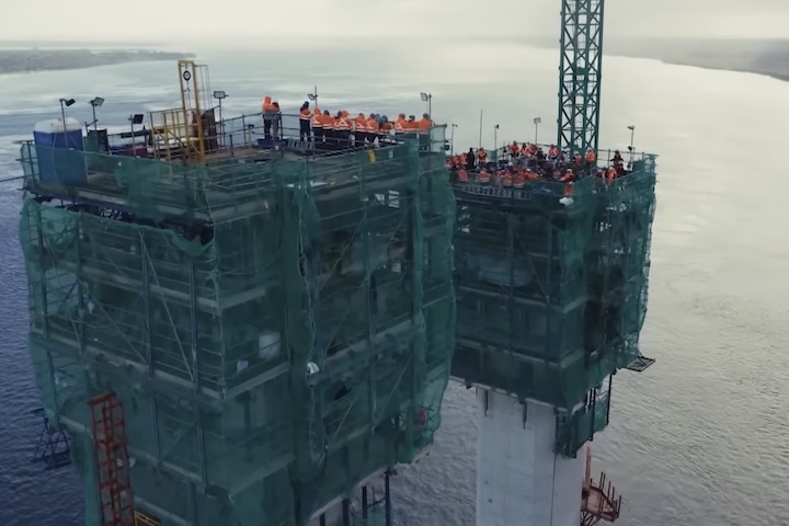 O uso de tecnologia de ponta assegura a precisão necessária para enfrentar as variáveis ambientais que surgem durante as etapas críticas da construção. Integrado a um plano nacional de conectividade, a Puente Chacao busca reduzir custos operacionais e facilitar o acesso a zonas remotas, promovendo um desenvolvimento regional mais equilibrado.