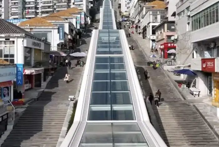 China inaugura a maior escada rolante ao ar livre do mundo - Reprodução/China News Service