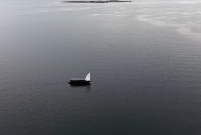 Finlandês constrói com as próprias mãos um barco de 11 metros movido a energia solar - Reprodução/True North Yachts 