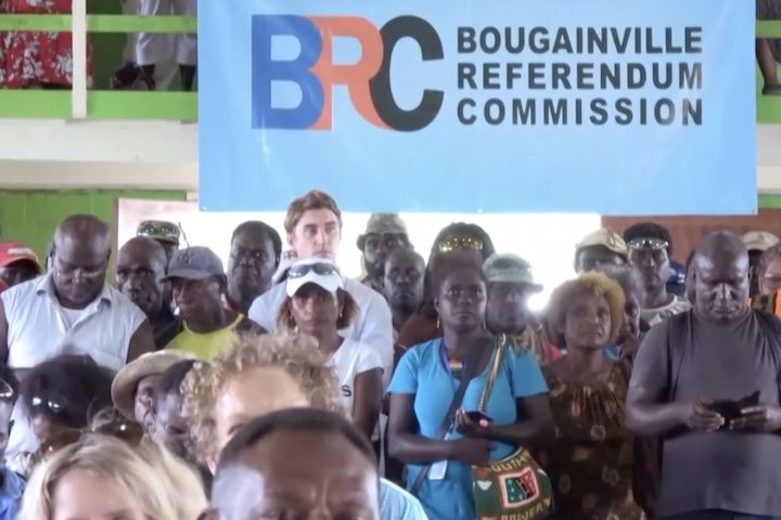 No plano político, o processo ainda depende da aprovação do Parlamento da Papua-Nova Guiné, que demonstra resistência diante do impacto que a separação pode causar em outras regiões com aspirações semelhantes. Mesmo assim, acordos firmados nos últimos anos e a pressão popular mantêm o cronograma de 2027 como objetivo central. 