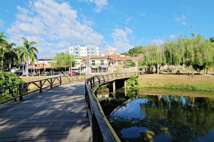 No campo econômico, a cidade dispõe de um mercado de trabalho diversificado, aumento de empregos e empresas, forte presença do setor de tecnologia e alto PIB per capita (R$ 247 mil em 2023).