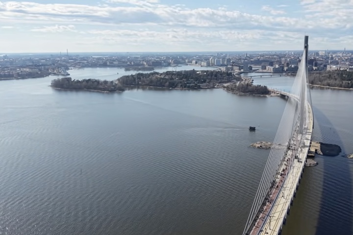 A presença do Zoológico de Korkeasaari em uma das extremidades da ponte ajudou a consolidar a edificação como novo ponto turístico, ao integrar lazer, cultura e transporte em um único espaço. Esse tipo de conexão evidencia como infraestrutura urbana pode cumprir múltiplas funções além da mobilidade, ampliando o uso cotidiano e o valor simbólico da obra.