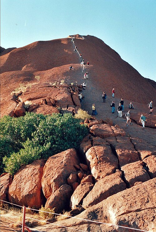 A Uluru Base Walk, com 9,4 quilômetros, permite explorar toda a base do monólito. Há também trilhas menores, como a Mala Walk, guiada por guardas florestais, que revelam detalhes culturais e naturais do local.