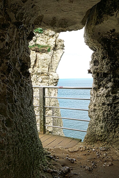 As trilhas oferecem mirantes que revelam novas perspectivas da paisagem a cada trecho percorrido. O percurso é leve e pode ser feito em ritmo de caminhada, permitindo contemplação tranquila. O vento constante reforça a sensação de imensidão e liberdade diante do oceano.