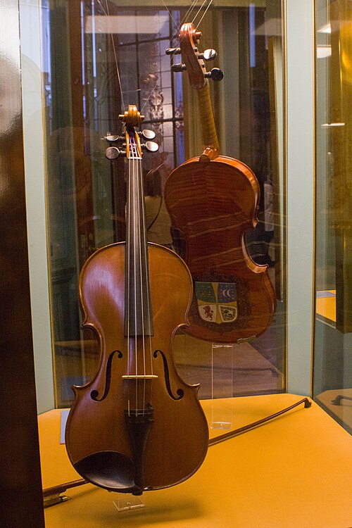 O violino segue, portanto, como símbolo de tradição e inovação. Com novas tecnologias e fusões culturais, ele se mantém relevante e inspirador. Portanto, sua história ainda está em construção, sempre aberta a novas possibilidades sonoras.