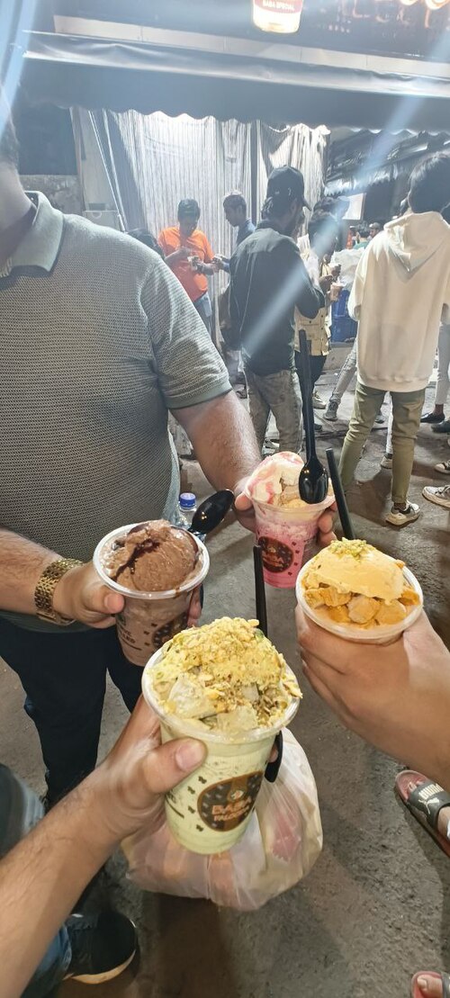 Essa trajetória evidencia que um preparo simples pode se tornar símbolo de memória coletiva e de celebração em diferentes culturas. Os elementos que foram a composição da falooda são o leite, o macarrão fino de arroz ou trigo, as sementes de manjericão ou chia e os xaropes doces como o de rosas