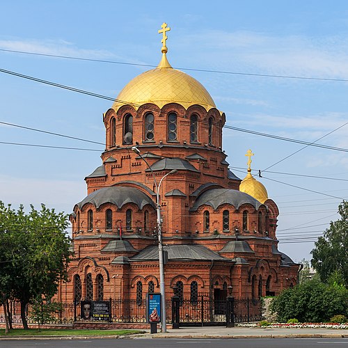 Igrejas ortodoxas, como a Catedral Alexandre Nevsky, são símbolos da fé local. A religiosidade convive com a modernidade urbana. Essa mistura reforça a identidade plural da cidade.