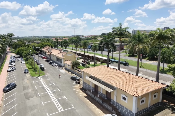 A conectividade também foi outro ponto de destaque, com velocidade média elevada de internet e cobertura de 5G em 99% do município, favorecendo atividades econômicas, serviços digitais e integração urbana.