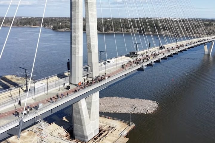 A inauguração confirmou o interesse público. Entre 17 e 19 de abril, mais de 50 mil pessoas visitaram a ponte, em um evento que contou com cerimônias oficiais lideradas pelo prefeito Daniel Sazonov e pela vice-prefeita Johanna Laisaari.