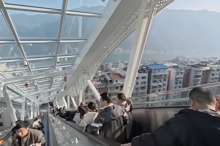 Embora alternativas como teleféricos e novos trens tenham sido avaliadas, optou-se pela solução com escadas rolantes devido à experiência local nesse tipo de infraestrutura, como com a 