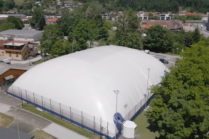 Essas estruturas funcionam como uma espécie de “bolha protetora” gigante, criada para conter poeira e ruídos que normalmente afetam moradores e turistas nas áreas vizinhas. 