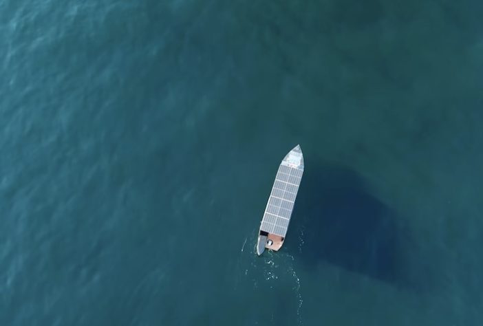 Finlandês constrói com as próprias mãos um barco de 11 metros movido a energia solar - Reprodução/True North Yachts 