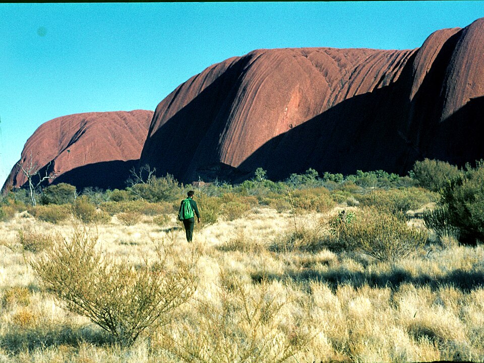 Com cerca de 600 milhões de anos, Uluru já esteve submerso em um antigo leito marinho, o que explica parte de sua formação geológica. Hoje, ergue-se a cerca de 348 metros de altura acima do solo, embora a maior parte de sua estrutura permaneça escondida no subsolo, como um iceberg. Sua coloração vermelha intensa é resultado da oxidação do ferro presente na superfície da rocha, que reage com o ar ao longo do tempo.