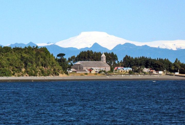 Historicamente, a Ilha Grande de Chiloé manteve uma relação geográfica isolada em relação ao restante do território chileno. Apesar de sua relevância cultural e econômica, o acesso restrito influenciou o ritmo de desenvolvimento local. A criação de uma conexão fixa altera esse cenário, ao integrar a região de maneira mais direta ao fluxo nacional.
