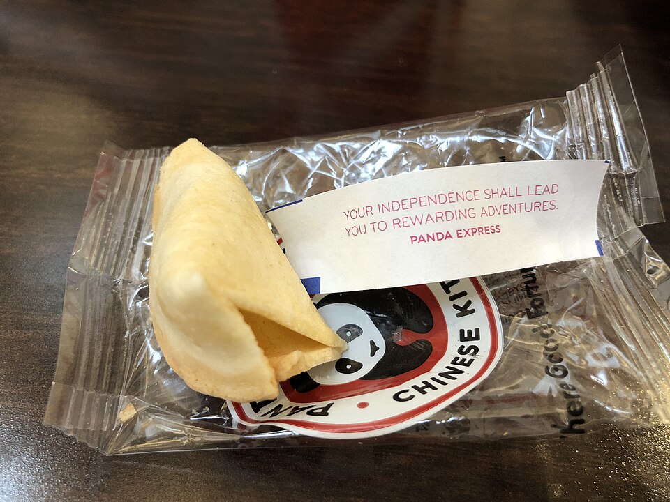 Com a chegada de imigrantes japoneses aos Estados Unidos, especialmente na Califórnia, essa tradição foi adaptada. Aos poucos, o formato e o sabor mudaram, dando origem ao que hoje conhecemos como fortune cookie.