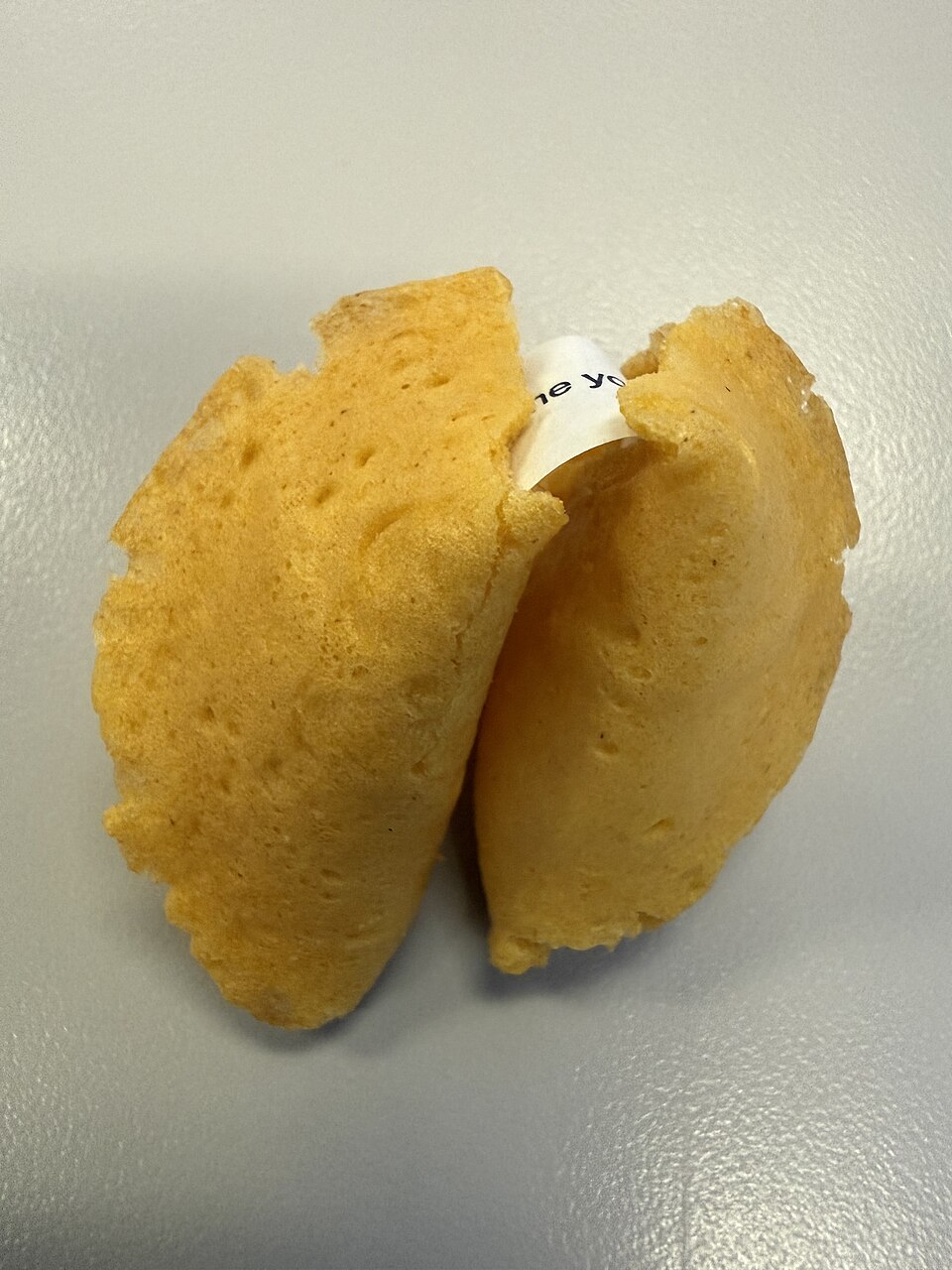 Hoje, ele é visto mais como uma curiosidade cultural e uma forma divertida de interação. Mesmo simples, mantém o encanto de unir comida, mensagem e expectativa em um único gesto.