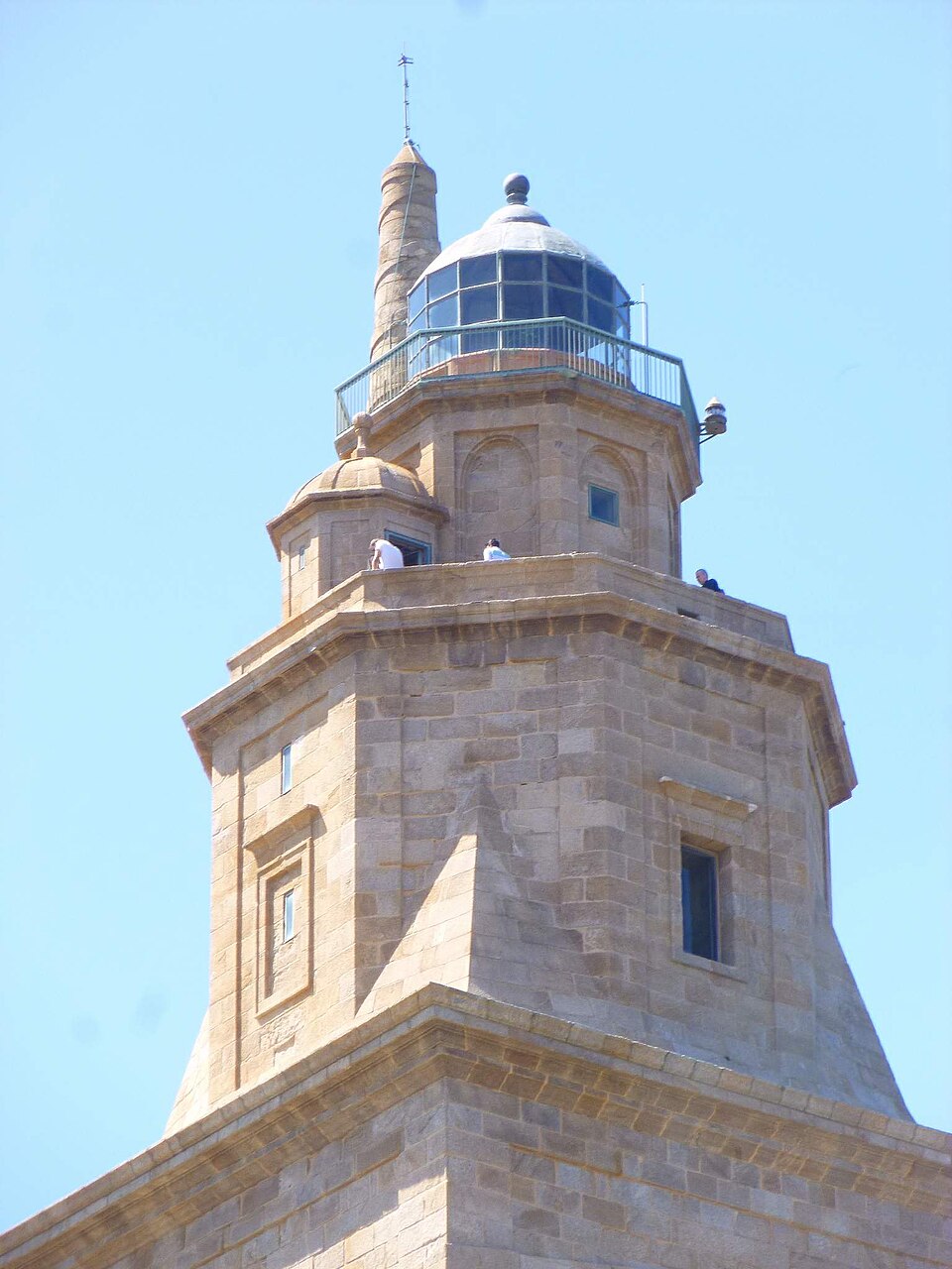 Durante a Idade Média, a torre sofreu períodos de abandono e adaptações. Embora não tenha sido sempre utilizada como farol, manteve-se como referência visual para navegadores e como símbolo da cidade.