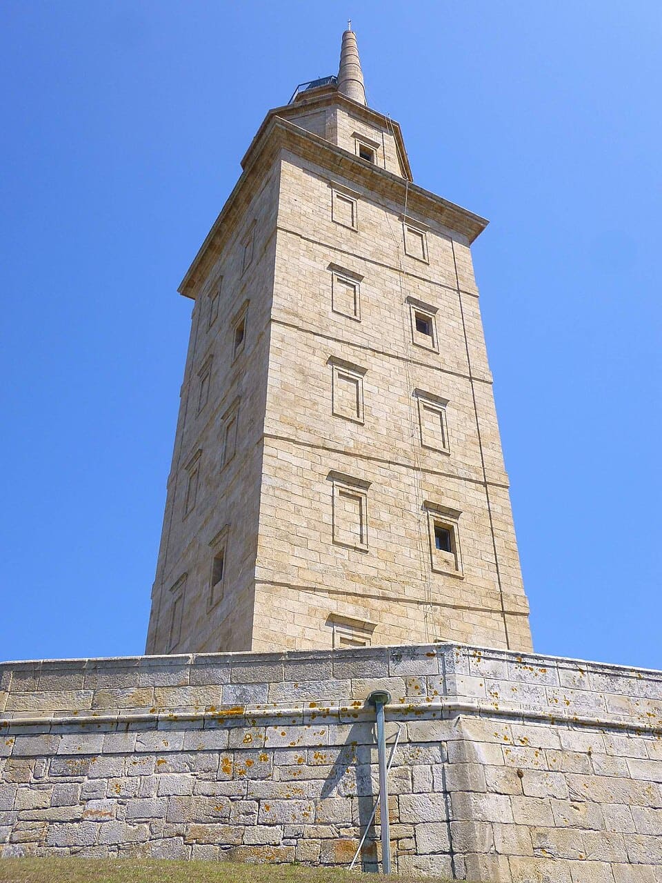 Entre 1788 e 1791, o engenheiro militar Eustaquio Giannini liderou uma grande reforma. A torre ganhou a aparência atual, com revestimento neoclássico e aumento da altura, preservando o núcleo romano e adaptando-o às necessidades modernas.