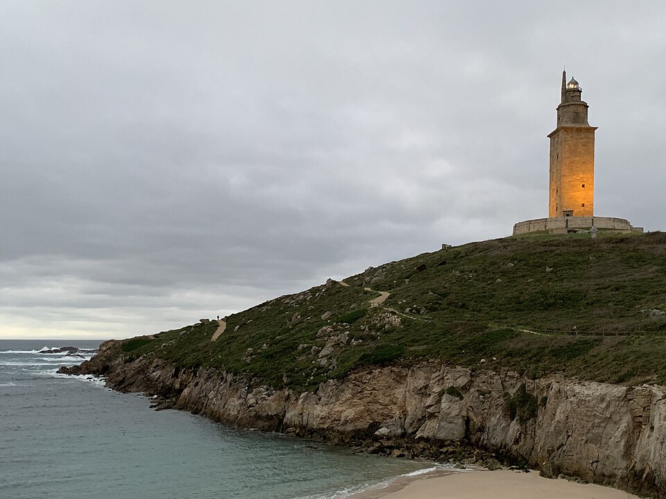 Originalmente conhecida como Farol de Brigantium, a torre refletia o nome da cidade romana que prosperava na região. Essa designação reforça sua ligação direta com o mundo clássico e com a expansão marítima do Império Romano.