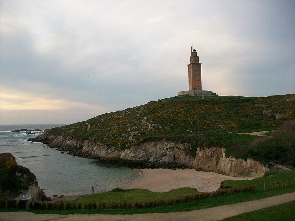 Além de sua função prática, a Torre de Hércules tornou-se símbolo da cidade e da Galícia. Representa, portanto, resistência, continuidade e a fusão entre passado romano e presente espanhol.